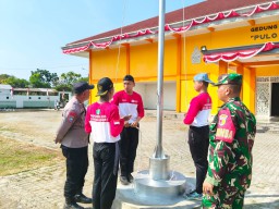 Babinsa Koramil 0816/01 dan Babinkamtibmas Polsekta Sidoarjo sinergi melatih Paskibra kecamatan Sidoarjo.