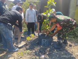 Hijaukan Lingkungan, Ketua DPRD Sidoarjo Serahkan 280 Tabulampot di Desa Bungurasih, Babinsa Dampingi Wujudkan Kampung Sehat, Asri, dan Produktif