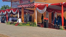 Danramil 0816/01 Sidoarjo sebagai pejabat Irup penurunan bendera 17 Agustus 2025 dengan khidmat.