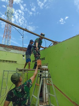 Batuud Koramil 0816/16 Waru Dampingi Program RUTILAHU: TNI Bersama Warga Wujudkan Hunian Layak demi Kehidupan Lebih Sejahtera