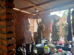 Anggota Koramil 0816/07 Krembung Dampingi Program RUTILAHU: TNI Wujudkan Harapan Baru Hunian Layak bagi Warga Kurang Mampu