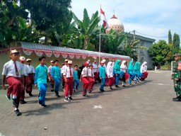 Babinsa Koramil 0816/09 Krian Latih Siswa SD Al Kautsar Desa Terik, Semai Disiplin dan Semangat Kebangsaan Sejak Usia Dini