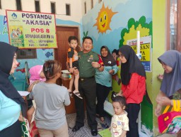 Sentuhan Kasih di Posyandu Akasia: Babinsa Sepanjang Dampingi PIN Polio Tahap II Demi Generasi Sehat dan Bebas Penyakit