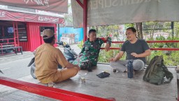 Dekat dengan Rakyat, Babinsa Wonoayu Serda Muklas Perkuat Silaturahmi dan Pemantauan Wilayah