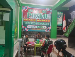Bangun Keakraban di Malam Penuh Kebersamaan, Babinsa Taman Serda Septyardi Jalin Komsos dengan Banser Sepanjang Demi Wujudkan Wilayah Aman dan Kondusi