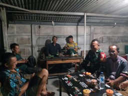 Babinsa Prambon Serka Mustiamin Bangun Keakraban di Warkop: Ajak Pemuda Bersatu Jaga Kamtibmas dan Ciptakan Desa Kondusif