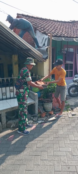 Babinsa Koramil 0816/14 Taman Dampingi Program Rutilahu: Wujud Kepedulian untuk Rumah Layak Huni