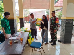 Babinsa 0816/01 Sidoarjo dampingi Disperindag Kabupaten Sidoarjo operasi pasar beras SPHP di Kelurahan Gebang Sidoarjo.