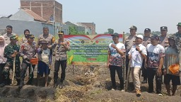 Kolaborasi TNI, Polri dan Petani Anggota Koramil 0816-06/ Tanggulangin Melaksanakan Penanaman Jagung Serentak