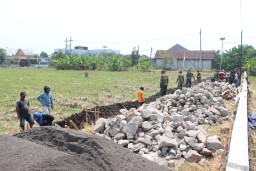 Satgas TMMD ke-126 Kodim 0816/Sidoarjo Bangun Plengsengan Irigasi di Desa Kedondong, Dukung Pertanian Produktif dan Cegah Banjir