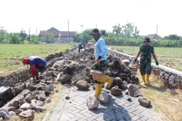 Gotong Royong Satgas TMMD dan Warga Kedondong Bangun Plengsengan Irigasi