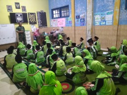 Babinsa Krembung Beri Pembekalan LDKS, Tumbuhkan Disiplin dan Semangat Kebangsaan di MI Mambaul Maarif NU