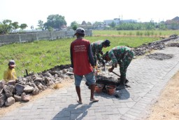 Kemanunggalan TNI-Rakyat, Pembangunan Plengsengan Irigasi Jadi Bukti Nyata