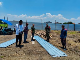 Babinsa Koramil 0816/01 Sidoarjo Bantu Wujudkan Impian Bumdes Suko Bangun Kandang Ayam: Dorong Ekonomi Desa Lewat Peternakan Mandiri