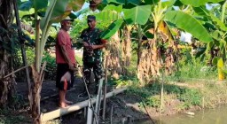 Babinsa Serda Lukman Jalin Kedekatan dengan Warga Lewat Komsos di Desa Larangan