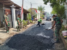 Satgas TMMD ke-126 Kodim 0816/Sidoarjo Kebut Pengaspalan Jalan di Desa Kedondong