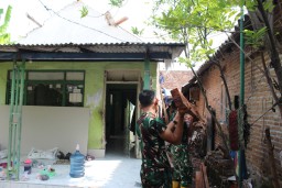 Satgas TMMD ke-126 Kodim 0816/Sidoarjo Wujudkan Kepedulian Lewat Program Bedah Rumah Tidak Layak Huni di Desa Kedondong