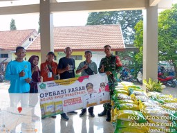 Babinsa Wonoayu Dampingi Operasi Pasar Beras SPHP, 1,5 Ton Beras Habis Terjual di Desa Becirongengor