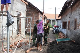 TMMD ke-126 Perbaiki Rumah Bapak Wandi: Wujud Nyata Kepedulian TNI untuk Keluarga dan Kampung