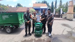 DLHK Sidoarjo Dukung TMMD ke-126: Serahkan Kendaraan Roda Tiga dan Tempat Sampah untuk Desa Kedondong
