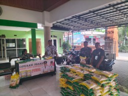 Kawal Distribusi Beras SPHP, Babinsa Gedangan Dampingi Operasi Pasar di Desa Karangbong