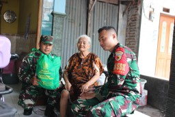 Bukan Hanya Fisik, TMMD 126 Kodim Sidoarjo Sentuh Hati Warga Kedondong Lewat Bantuan Sembako