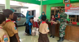 Babinsa Wonoayu Bersama PKK dan Siswa SDN Simoketawang Tebar Kebaikan di Jumat Berkah