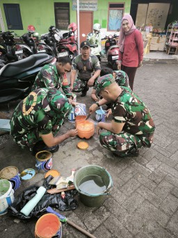 Aksi Nyata TNI di Sekolah: Danramil Balongbendo dan Anggota Koramil 0816/10 Warnai Semangat Gotong Royong di SDN Jabaran