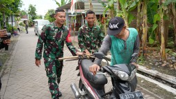 AKSI SIGAP SATGAS TMMD BANTU DORONG KENDARAAN WARGA YANG KEHABISAN BAHAN BAKAR