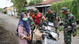 Momen Hangat di Lokasi TMMD Sidoarjo: Prajurit TNI Borong Habis Dagangan Makanan Ringan Ibu Juhriyah