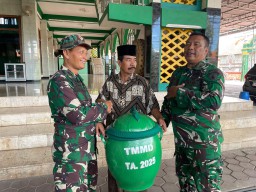 TMMD 126 Sidoarjo Peduli : Masjid Al Hikmah Kedondong Terima Bantuan Kebersihan