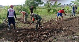 Babinsa Krian Galang Warga Benahi dan Bersihkan Jalan Desa Barengkrajan