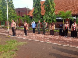 Sinergi Babinsa dan Tunas Muda: Ratusan Regu Pramuka Sidoarjo Jelajahi Wonoayu dengan Aman.