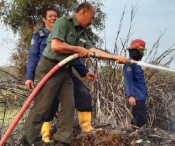 Babinsa Koramil 0816/01 bantu padamkan kebakaran