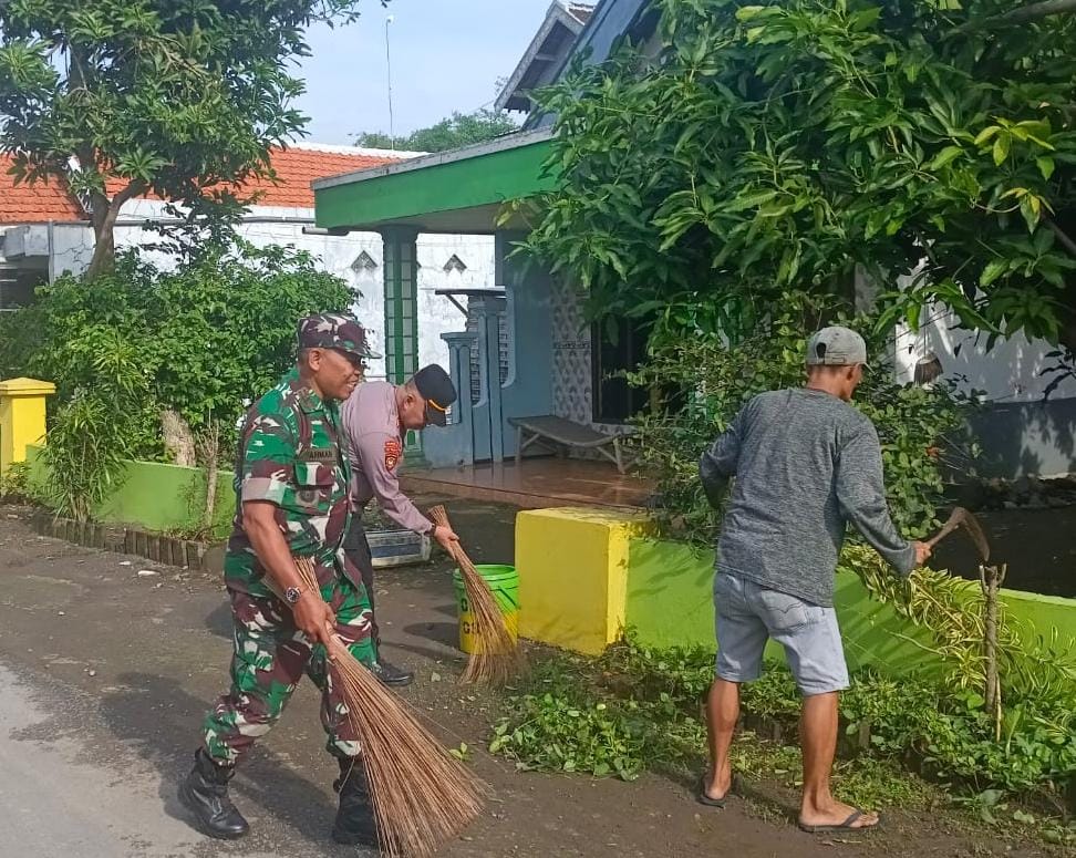 Ciptakan Kondisi Wilayah Yang Sehat , Danramil 0816/11 Pimpin Karya Bhakti Di Desa Gempolklutuk