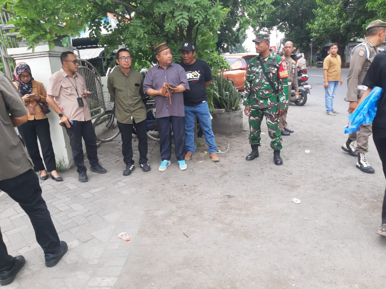 Lebih Dekat, Lebih Peduli: Hangatnya Kebersamaan Babinsa Krian dan Warga di Pasar Murah
