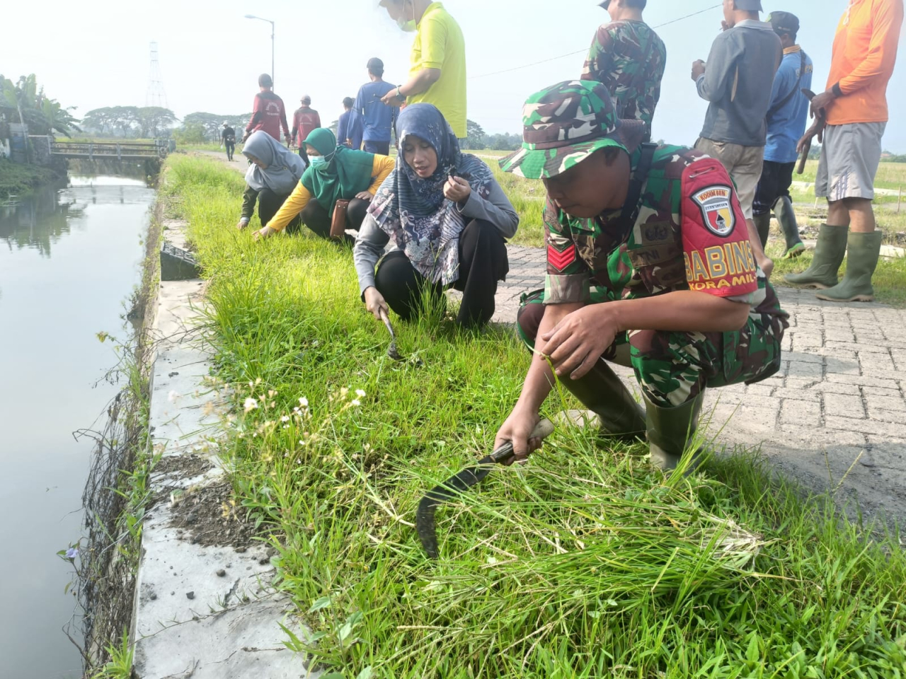 Ratusan Warga Bergerak: Danramil Balongbendo Pimpin Aksi Bersih Sungai untuk Cegah Banjir