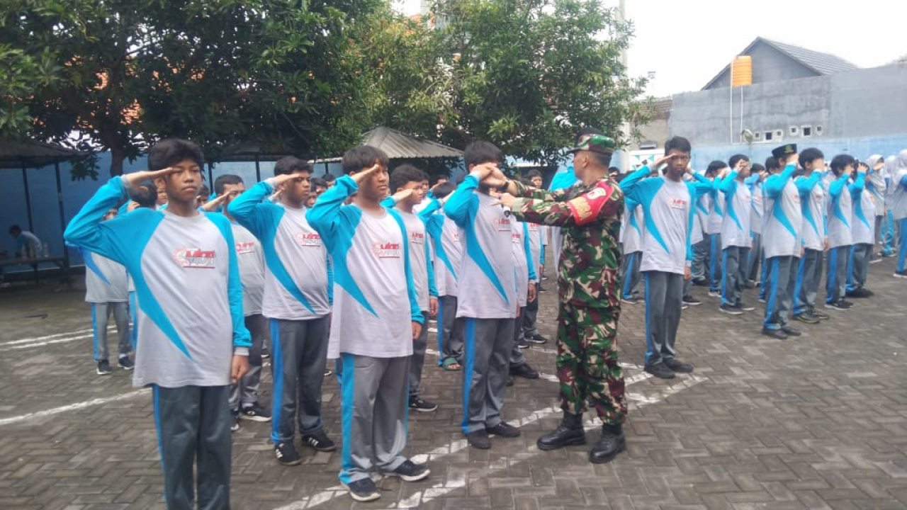 Serda Sunaryo Latih Disiplin Siswa SMP Muhammadiyah 10 Suko: Bentuk Karakter Tangguh melalui Pelatihan PBB