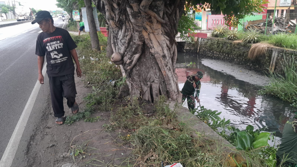 Antisipasi Banjir, Koramil 0816/14 Taman Bersama Warga Gelar Karya Bakti Pembersihan Sungai Petung