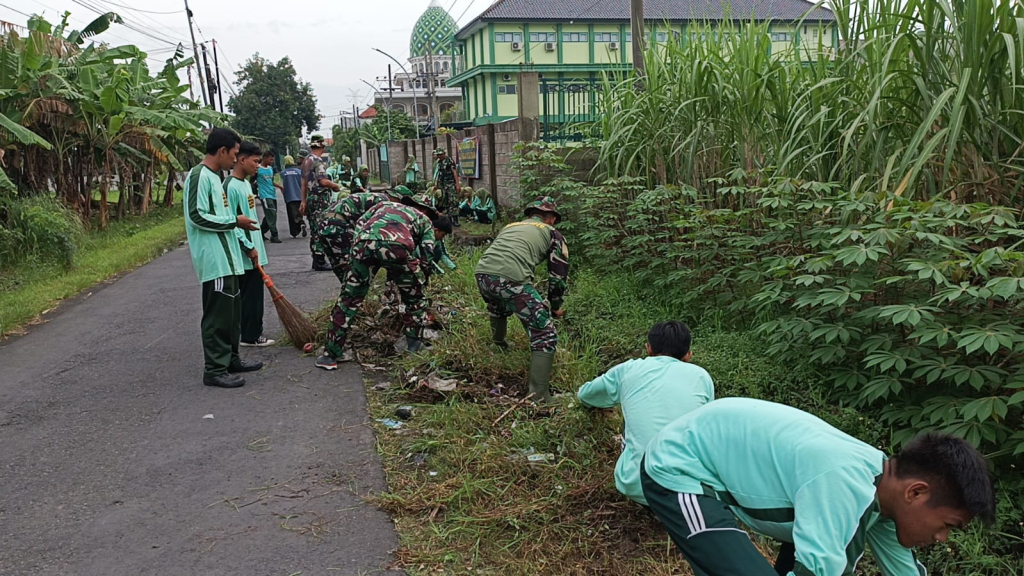 Peduli Lingkungan, Koramil Krembung Bersinergi dengan Pelajar Gelar Karya Bakti Bersihkan Saluran Air