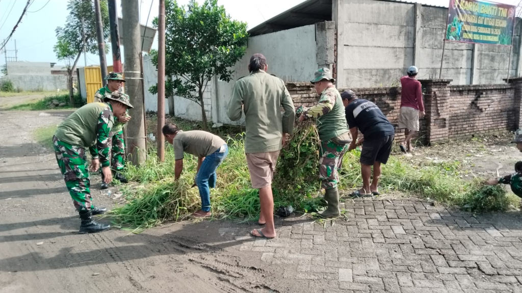 TNI–Warga Bersatu Cegah Banjir, Koramil Balongbendo Gelar Karya Bhakti di Sungai Avour Watesari