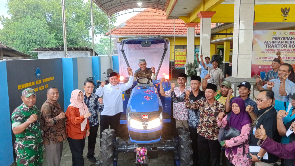 Babinsa Wonokasian Hadiri Penyerahan Traktor Roda Empat untuk Poktan Sidomakmur I