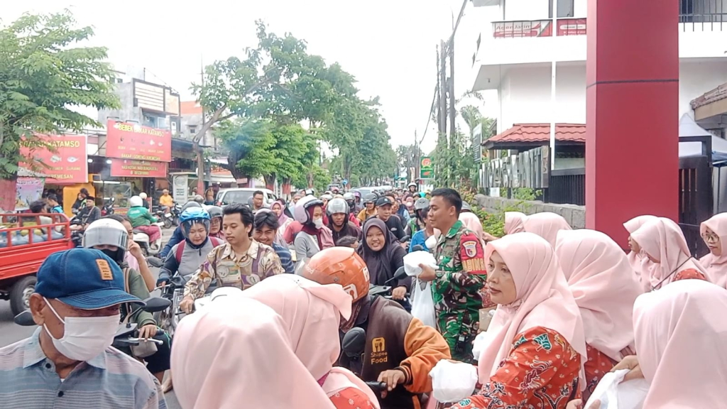 Babinsa Waru Dampingi IGTKD Bagikan  Takjil, Tebar Kepedulian Ramadan di Jalan Brigjen Katamso