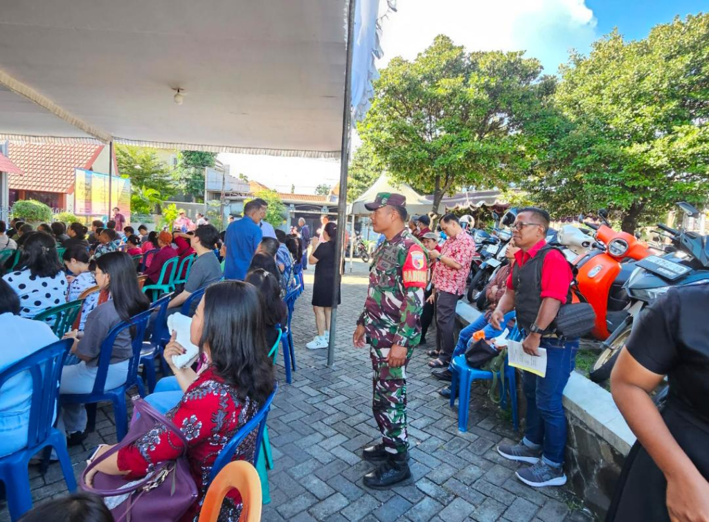 Babinsa Monitoring Ibadah Jumat Agung di Gereja Salib Suci Tropodo