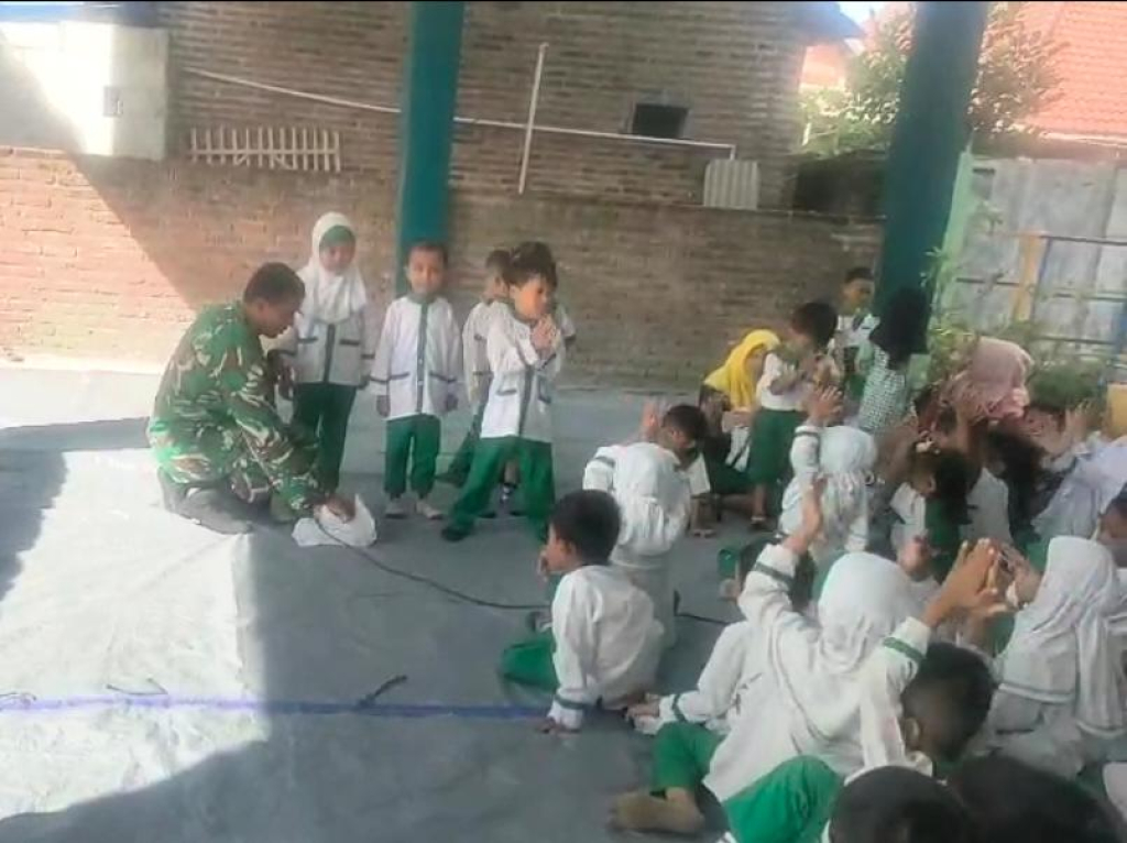 Tanamkan Cinta Tanah Air Sejak Dini, Babinsa Wonoayu Berikan Wawasan Kebangsaan kepada Siswa TK Becirongengor