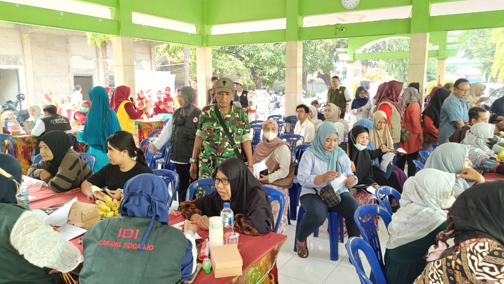 Babinsa Krian Hadiri Bakti Sosial Kesehatan IDI Sidoarjo, Warga Sidorejo Antusias Periksa Kesehatan