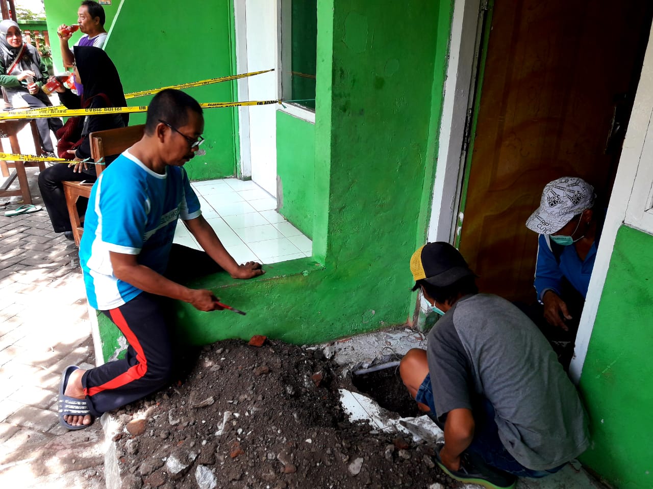 Forkopimka Kec Krian mendatangi Sekolah SDN Tropodo adanya berita ditemukan