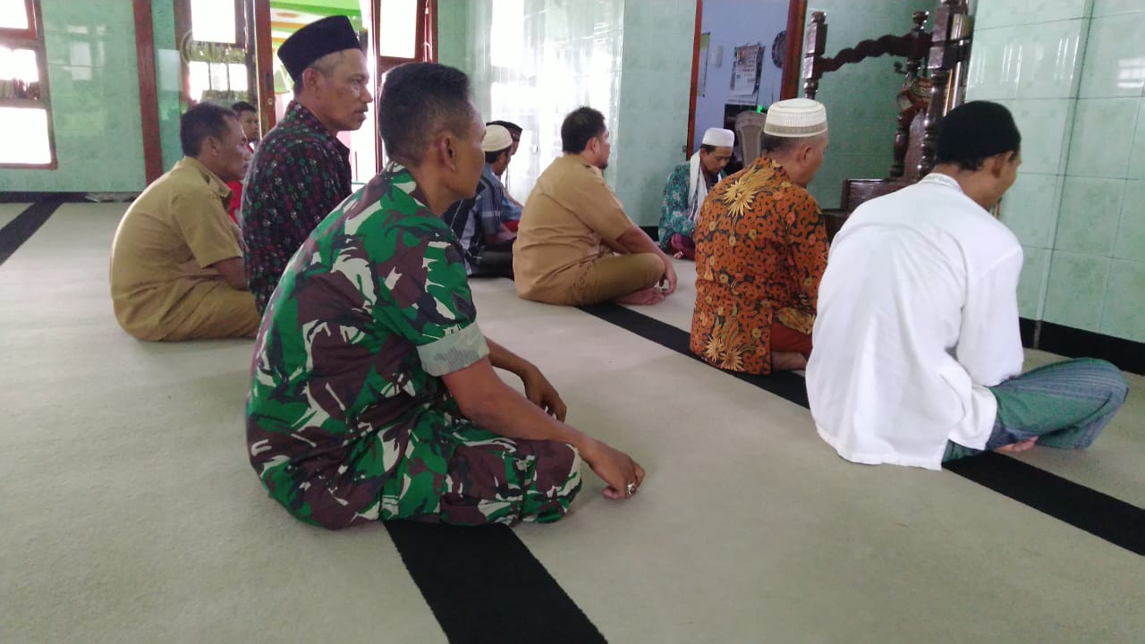 Babinsa Desa Panggreh Jabon Sholat Bersama Warga Binaannya.