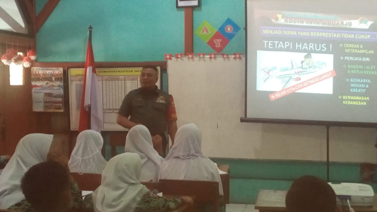 BABINSA KORAMIL 0816/14 TAMAN MEMBERIKAN MATERI WASBANG