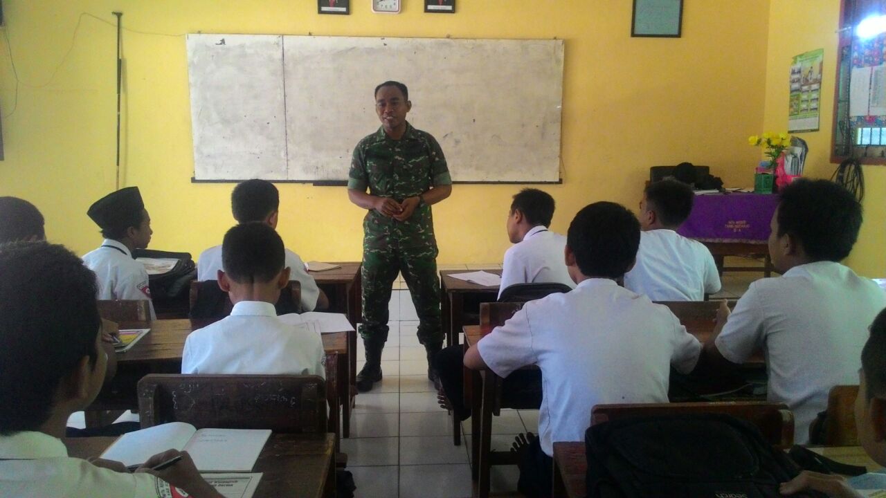 Babinsa Koramil 0816/11 Tarik Tanamkan Materi Wasbang pada Siswa